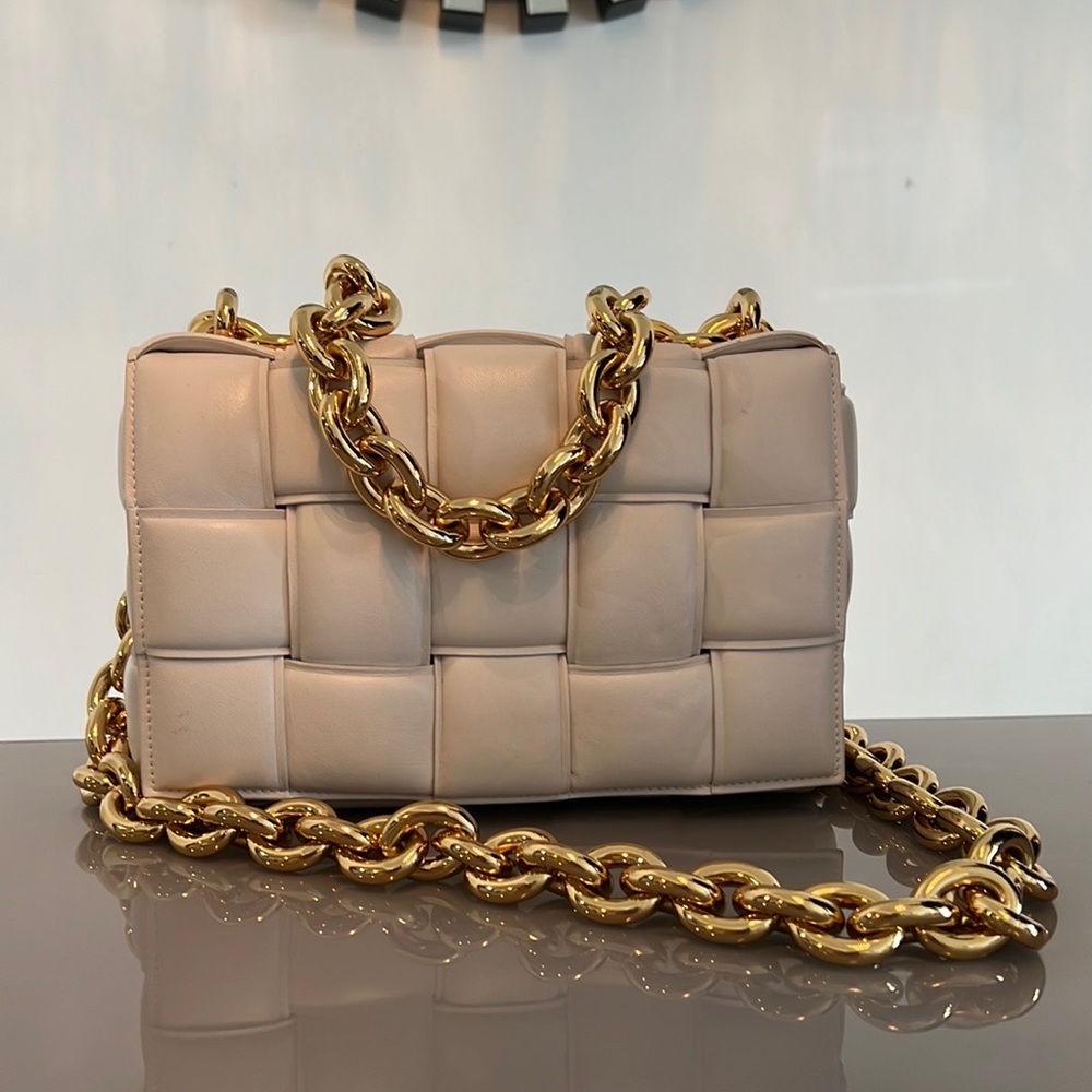 BOTTEGA VENETA 
SIZE: 10”W x 7”H x 3”D
5” Gold Handle Drop
20” Strap Chain Drop